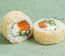 Ролл Филадельфия в кунжуте с огурцом