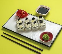 Греческий ролл с оливками, огурцом и листьями салата