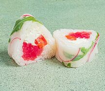 Ролл с тунцом и томатом в рисовой бумаге