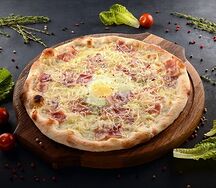 Пицца Карбонара с сыром фиор ди латте и пармезаном