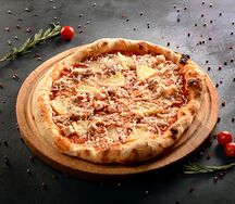 Гавайская пицца с куриным филе и ананасами