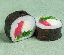 Ролл Магуро с салатом чука