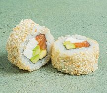 Ролл Филадельфия в кунжуте с авокадо