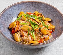 Wok Мидии с рисом и сладким чили-соусом