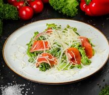 Салат Цезарь с лососем слабой соли