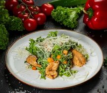 Салат Цезарь с курицей