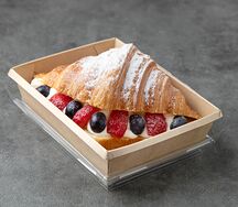 Круассан с кремом и ягодами