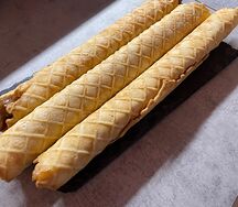 Вафельная трубочка с вареной сгущенкой