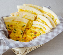 Луковая лепешка с сыром