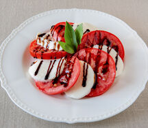 Салат итальянский классический Капрезе