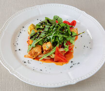 Куриная грудка с овощами в устричном соусе