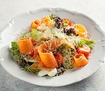 Салат Цезарь с семгой