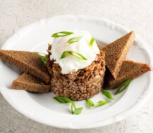 Гречка с томленой говядиной и яйцом пашот 