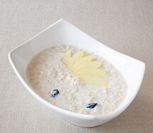 Каша овсяная с яблоком и изюмом