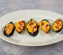 Мидии, запеченные в сырном соусе