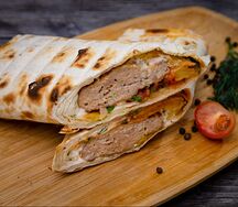 Люля-кебаб в лаваше с овощами