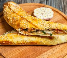 Стромболи с беконом и творогом