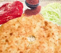 Осетинский пирог с говядиной, сочной капустой и ароматными специями