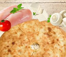 Осетинский пирог с курицей, мягким сыром, помидорами и грибами