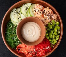 Поке с лососем и чукой