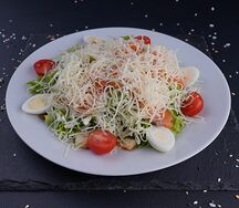 Салат Цезарь с лососем