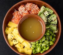 Поке с лососем и манго