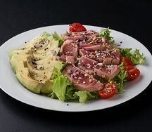 Салат с авокадо и тунцом