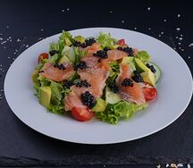 Салат со слабосолёным лососем и авокадо