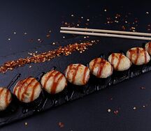 Запеченный ролл с лососем