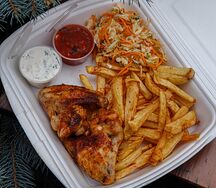 Куриные крылья с картофелем фри и капустным салатом