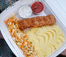 Люля-кебаб куриный с картофельным пюре и капустным салатом