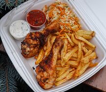 Куриные голени с картофелем фри и капустным салатом