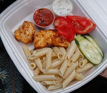 Куриное филе с макаронами, помидор, огурец