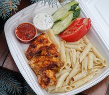 Куриные крылья с макаронами, помидор, огурец