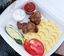 Свинина с картофельным пюре, помидор, огурец