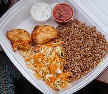 Куриное филе с гречкой и капустным салатом