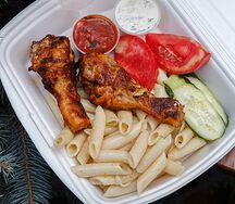 Куриные голени с макаронами, помидор, огурец