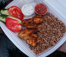 Куриные крылья с гречкой, помидор, огурец