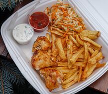 Куриное филе с картофелем фри и капустным салатом