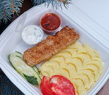 Люля-кебаб куриный с картофельным пюре, помидор, огурец