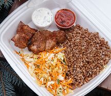 Свинина с гречкой и капустным салатом