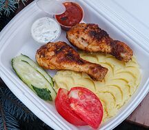 Куриные голени с картофельным пюре, помидор, огурец