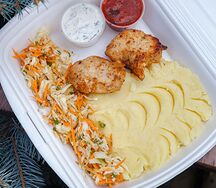 Куриное филе с картофельным пюре и капустным салатом