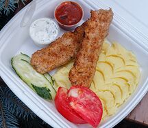 Люля-кебаб куриный с картофельным пюре, помидор, огурец