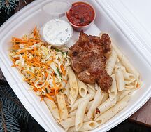 Свинина с макаронами и капустным салатом