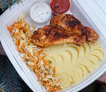 Куриные голени с картофельным пюре и капустным салатом