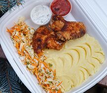 Куриные крылья с картофельным пюре и капустным салатом