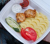 Куриное филе с картофельным пюре, помидор, огурец