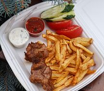 Свинина с картофелем фри, помидор, огурец