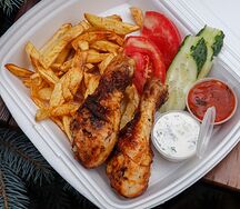 Куриные голени с картофелем фри, помидор, огурец